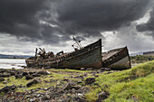 Zwei große Boote verlassen am Ufer; Isle Of Mull, Argyll And Bute, Schottland.