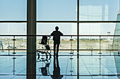 Silhouette eines Reisenden am Flughafen von Barcelona; Barcelona, Spanien
