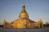 Maha Wizari Zedi Pagode bei Sonnenuntergang, oberhalb der berühmten Shwe Dagon Pagode; Yangon, Myanmar