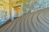 Verwehter Sand füllt die Räume eines verlassenen Hauses; Kolmanskop, Namibia