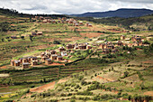 Panorama über ein typisches Dorf in der Gegend von Ambalavao; Fianarantsoa, Madagaskar