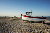 Ein Boot auf einem Kiesstrand; Dungeness, Kent, England