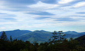 Linsenförmige Wolken bilden sich über Bergen entlang des Blue Ridge Pkwy, von links nach rechts; Clingman's Peak, Mt. Mitchell, The Seven Sisters, Black Mountains; North Carolina, Vereinigte Staaten von Amerika