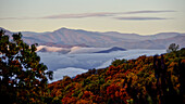 Herbstszene mit Wolken in den Tälern der Blue Ridge Mountains mit dem markanten Gipfel des Cold Mountain bei Fairview; North Carolina, Vereinigte Staaten von Amerika.