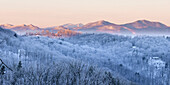 Reif bedeckt die Bäume in diesem frühmorgendlichen Blick über die Blue Ridge Mountains bei Weaverville; North Carolina, Vereinigte Staaten von Amerika