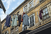 Tawb zum Verkauf, aufgehängt in einer Auslage über der Straße in der Nähe des Großen Basars in Fatih, Istanbul, Türkei; Istanbul, Türkei