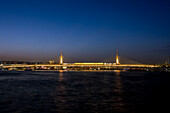 Atatürk-Brücke bei Nacht in Istanbul, Türkei; Istanbul, Türkei.