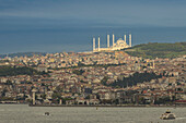 Blick auf die Camlica-Moschee von der Süleymaniye-Moschee aus; Istanbul, Türkei.