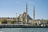 Neue Moschee (Yeni Cami) von der Galata-Brücke in Eminonu, Istanbul aus gesehen; Istanbul, Türkei.