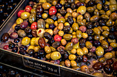 Oliven zum Verkauf auf dem Kadiköy-Markt in Kadiköy, Istanbul; Istanbul, Türkei.