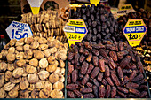 Getrocknete Feigen und Nüsse zum Verkauf auf dem Gewürzmarkt im Fatih-Viertel von Istanbul; Istanbul, Türkei.