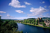 Malerischer Blick auf eine Stadt an einem Fluss