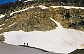 Wanderer wandern durch die schneebedeckten Berge des Yoho National Park, BC, Kanada; British Columbia, Kanada.