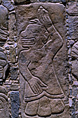 Präkolumbianische Steinreliefs in den Sechin-Ruinen in der Nähe von Casma aus dem Jahr 1600 v. Chr. Sie sind die am besten erhaltenen Ruinen an der peruanischen Küste. Drei Außenwände des Haupttempels sind mit Reliefs von Kriegern und ausgenommenen Gefangenen bedeckt.  Die grausig realistischen Steinmetzarbeiten sind bis zu vier Meter hoch.  Über das kriegerische Volk, das dafür verantwortlich ist, ist wenig bekannt, was eine der Hauptattraktionen der Stätte ist; Casma, Peru