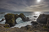 Lavafelsen am Meeresufer bei Arnastapi, Halbinsel Snaefellsnes, an der Westküste Islands; Island.