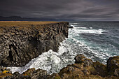Lavafelsen entlang der Meeresküste bei Arnastapi, Snaefellsnes, Westisland; Island