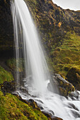 Kaskaden des Hafrafell-Wasserfalls in den Bergen bei Stykkisholmur, Snaefellsnes-Halbinsel, Westisland; Island