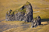 Felsige Landformen auf der Insel Dyrholaey, nahe Vik, Südisland; Insel Dyrholaey, Island.