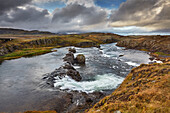 Der Fluss Grimsa fließt durch eine zerklüftete Schlucht bei Fossatun, in der Nähe von Borgarnes, in Island; Fossatun, Island