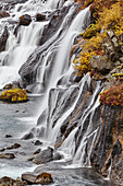 Hraunfosser Wasserfall und der Fluss Hvita, nahe Reykholt, Westisland; Island