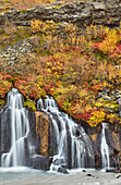 Wasserfall Hraunfossar, bei Reykholt, im Westen Islands; Island.