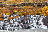 Wasserfall Hraunfossar, bei Reykholt, im Westen Islands; Island.