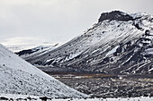 Schneebedeckte Berge im Frühwinter im Kaldidalur-Tal, vom Langjokull-Gletscher aus gesehen, im westlichen Hochland von Westisland; Island