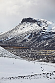 Schneebedeckte Berge im Frühwinter im Kaldidalur-Tal, vom Langjokull-Gletscher aus gesehen, im westlichen Hochland von Westisland; Island