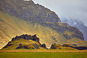 Zerklüftete Klippen und felsiges Gelände in der Nähe des Seljalandsfoss-Wasserfalls in Südisland; Island