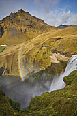 Skogafoss Wasserfall in Südisland mit einem Regenbogen im Nebel; Island