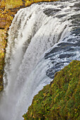 Nahaufnahme des Skogafoss-Wasserfalls in Südisland; Island