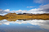 Landformen und Wolken und ihre Spiegelung in einem klaren See am Valafell-Pass, nahe Olafsvik, Snaefellsnes-Halbinsel, Westküste Islands; Island