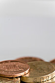 Nahaufnahme einer losen Pfund-Sterling-Münze und Pfennige