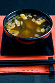 Nahaufnahme eines Gedecks mit einer Portion Miso-Suppe