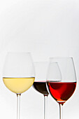 Gläser mit Weiß-, Rot- und Rosewein