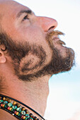 Junger Mann mit Bart in Spiralform