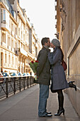 Junges Paar küsst sich in einer Stadtstraße