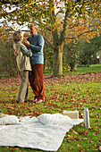 Älteres Paar tanzt in einem Park