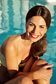 Lächelnde Frau am Schwimmbad