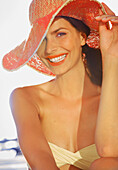Lächelnde Frau mit breitkrempigem Hut