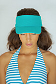 Junge Frau mit blauem Visor-Hut