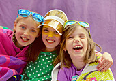 Junge Mädchen mit Visier und Sonnenbrille lächelnd