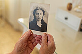 Point of view ältere Frau hält altes Foto