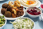 Stilleben israelische Meze mit Falafel, Hummus, Rüben und Salat