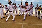 Junge Jungen üben Capoeira, Baia Azul, Benguela, Angola, Afrika