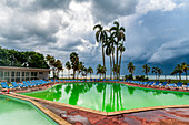 Grüner Pool in einem Luxushotel im Hotel el Colony vor einem Sturm, Isla de la Juventud (Insel der Jugend), Kuba, Westindien, Mittelamerika