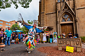 Teilnehmer des Santa-Fe-Indianermarktes in traditionellen Gewändern in der Innenstadt von Santa Fe, New Mexico, Vereinigte Staaten von Amerika, Nordamerika