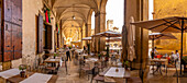 Blick auf ein Restaurant auf der Piazza Grande, Arezzo, Provinz Arezzo, Toskana, Italien, Europa