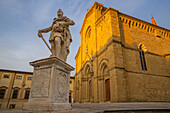 Blick auf die Statue von Ferdinando I. de' Medici und den Dom von Arezzo, Arezzo, Provinz Arezzo, Toskana, Italien, Europa