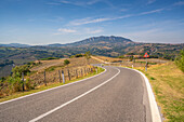Blick auf eine kurvenreiche Straße bei Torraccia und San Marino im Hintergrund, San Marino, Italien, Europa